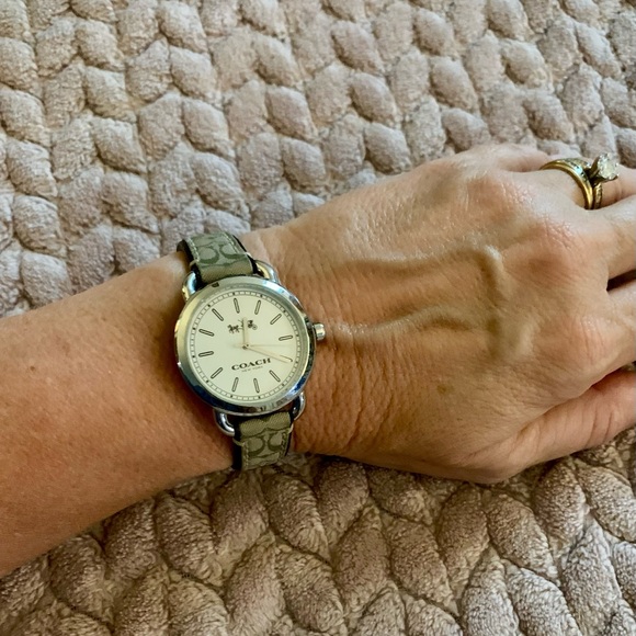 Authentic COACH Khaki Band Signature C Logo WATCH Ladies - Not Working AS IS - Picture 1 of 13